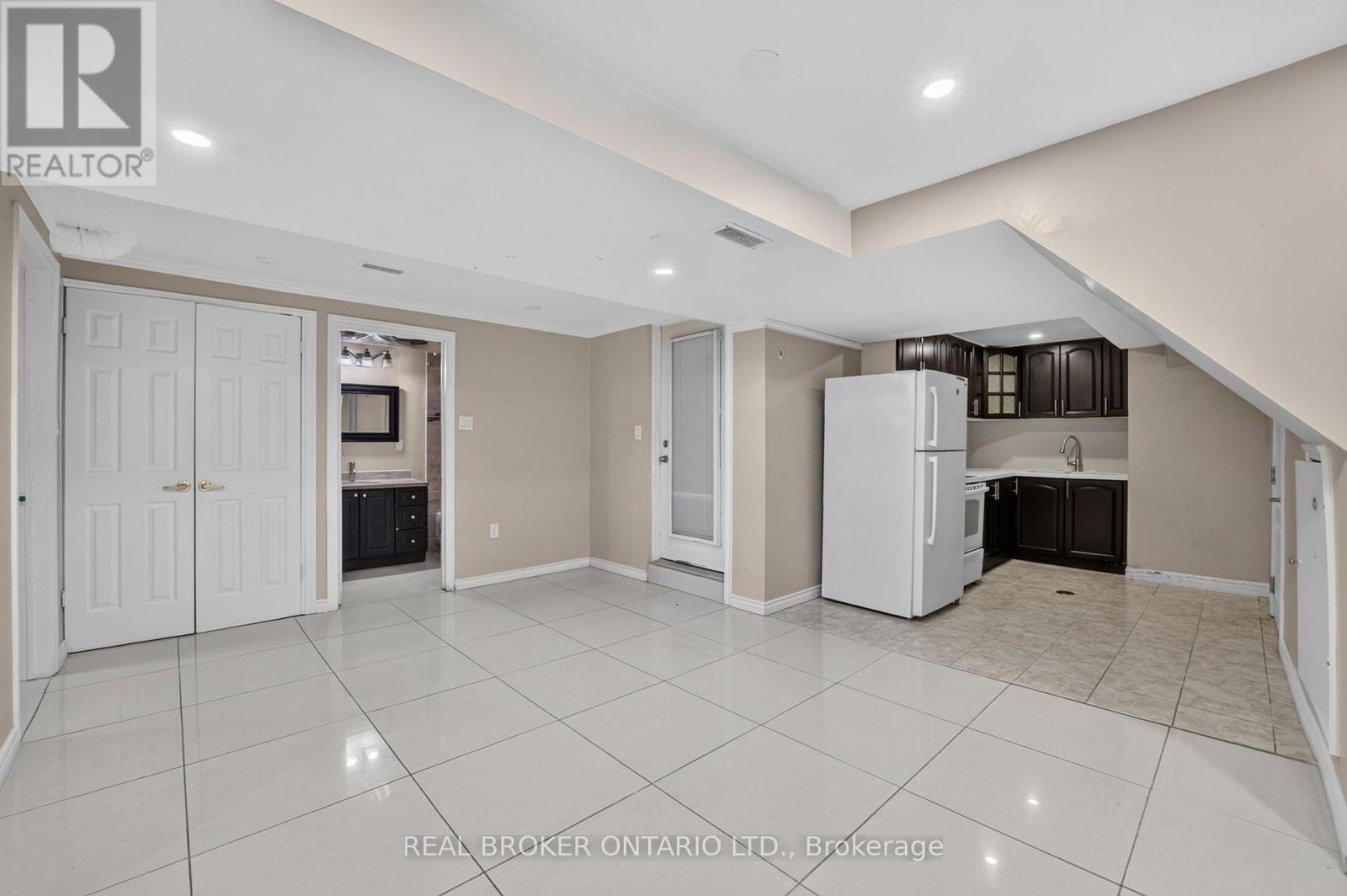 27 Vange Crescent, Toronto, ON photo 33