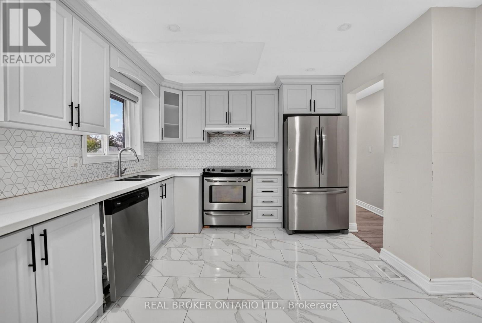 27 VANGE CRESCENT, Toronto (Mount Olive-Silverstone-Jamestown) — photo 5