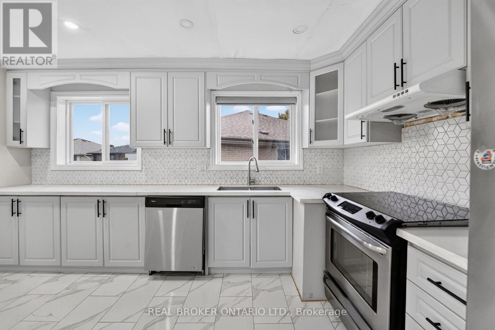 27 VANGE CRESCENT, Toronto (Mount Olive-Silverstone-Jamestown) — photo 6