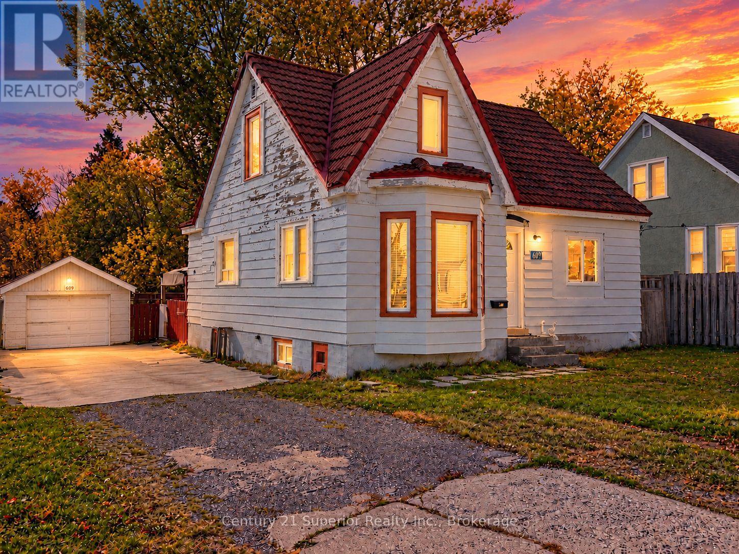 609 VAN NORMAN STREET, Thunder Bay (College Heights)