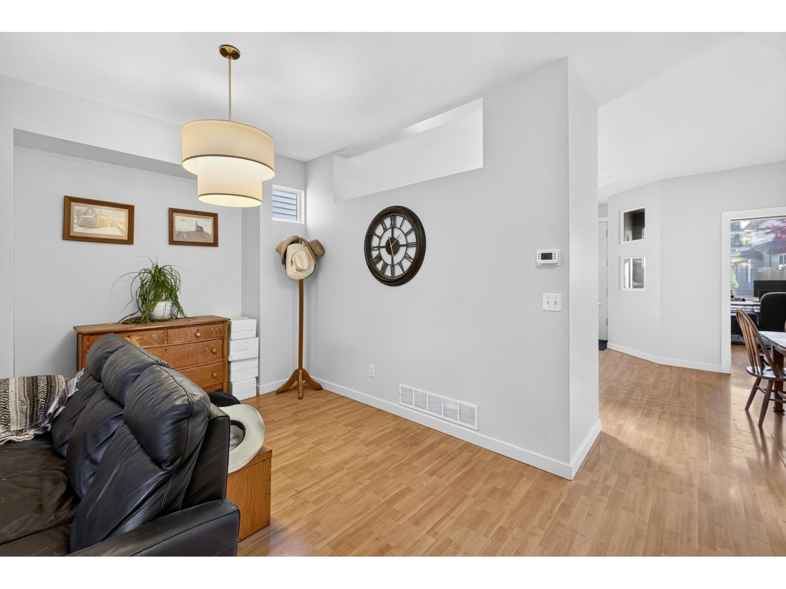 Photo of 6718 185 STREET 6
