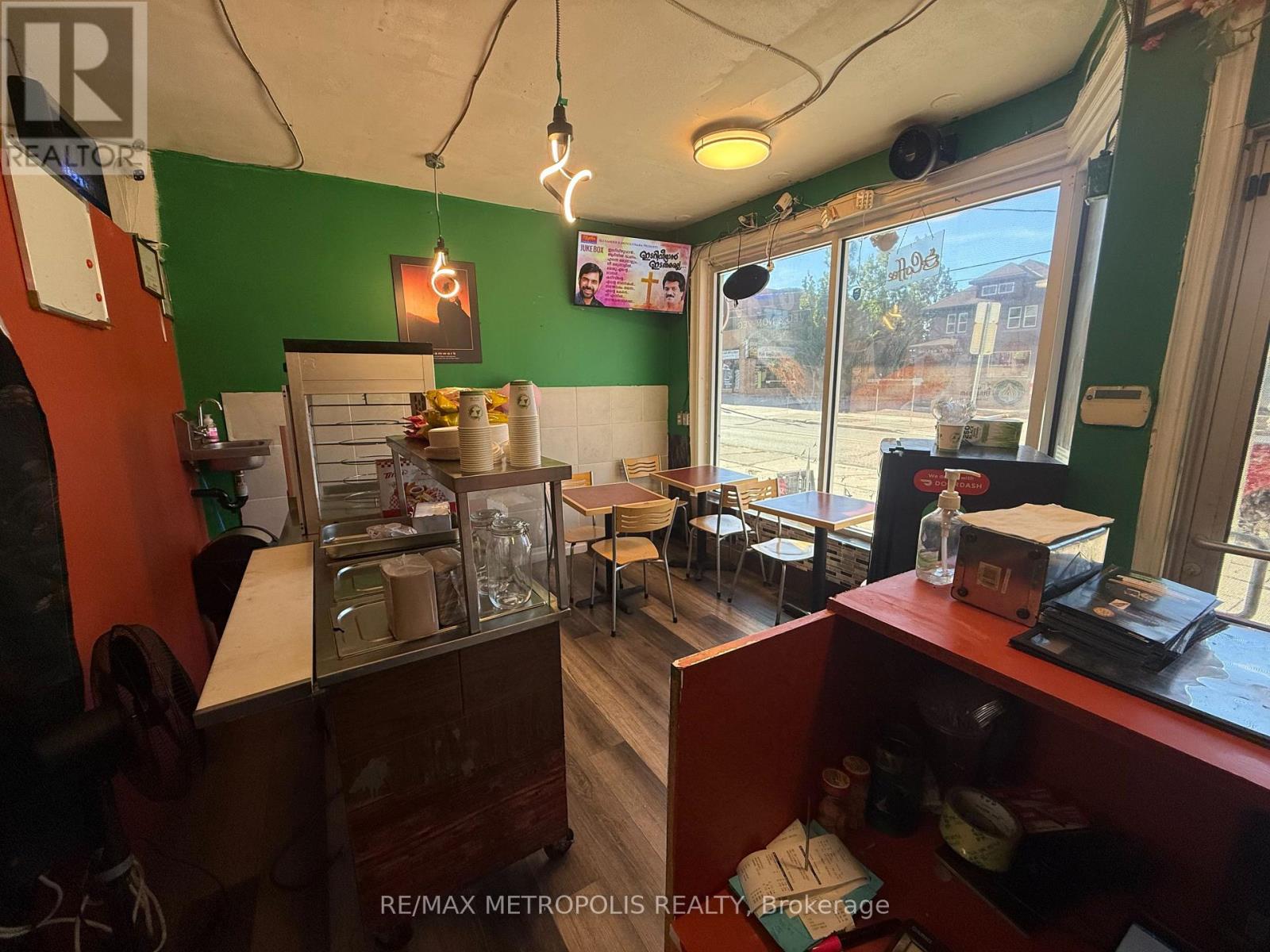 564 KING STREET — photo 2
