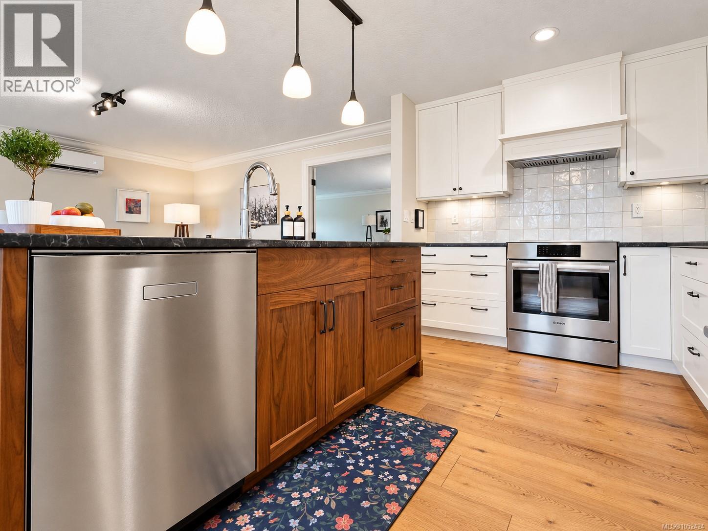  901 Foul Bay Road, Victoria