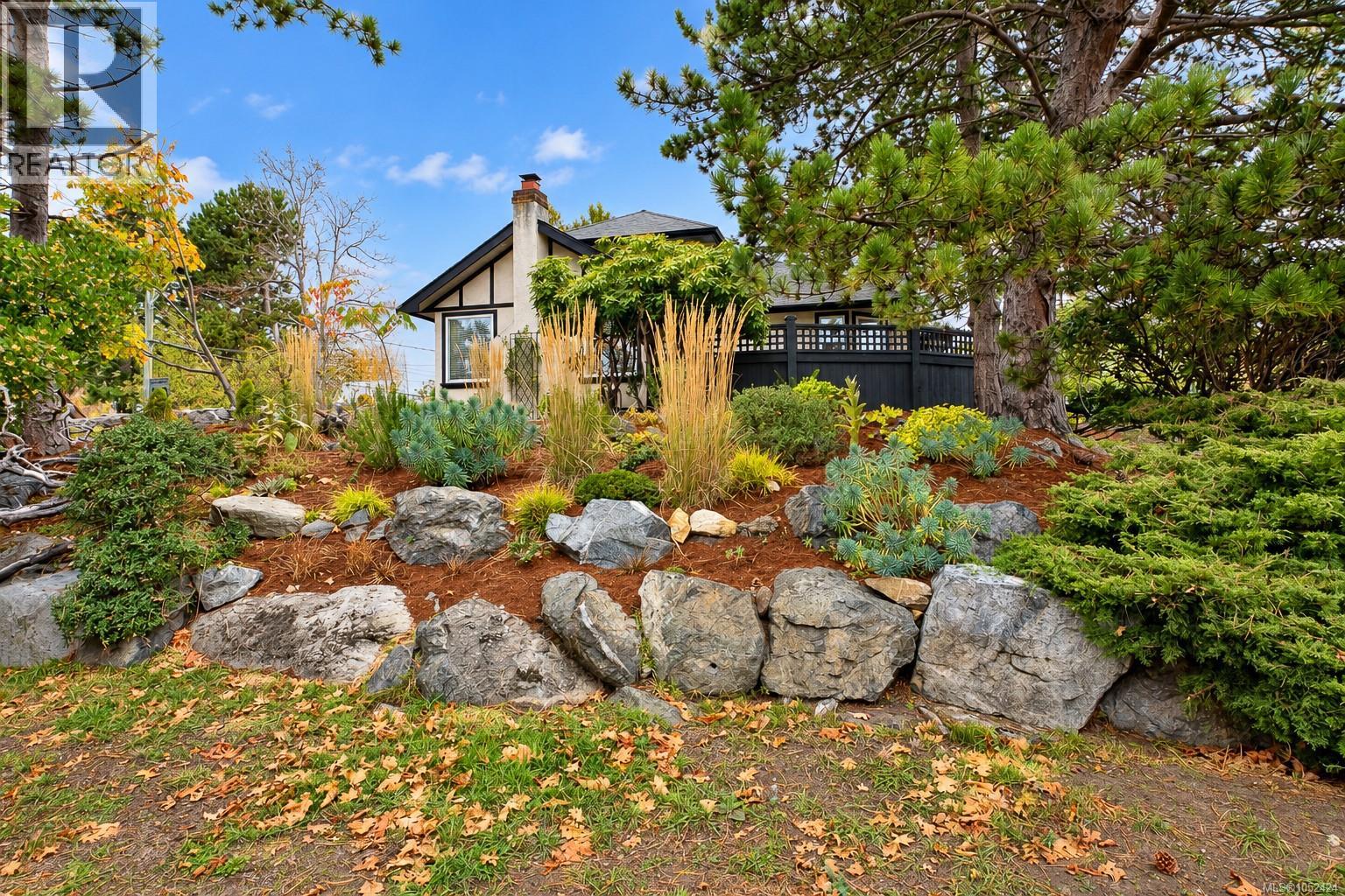  901 Foul Bay Road, Victoria