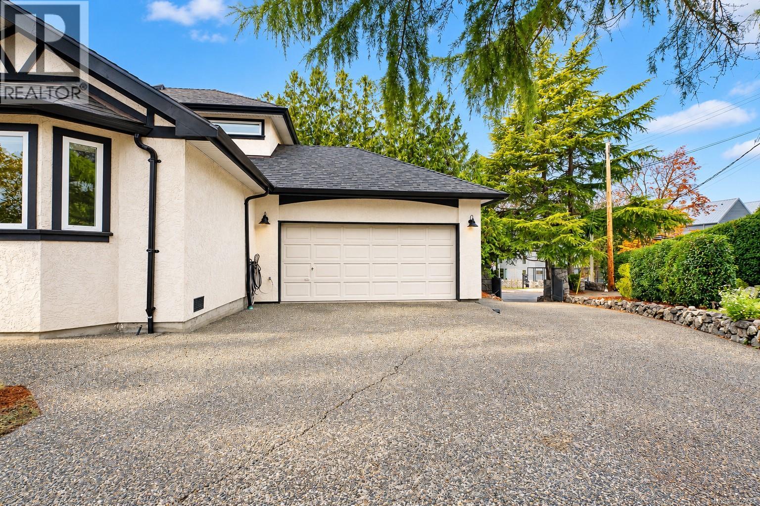  901 Foul Bay Road, Victoria