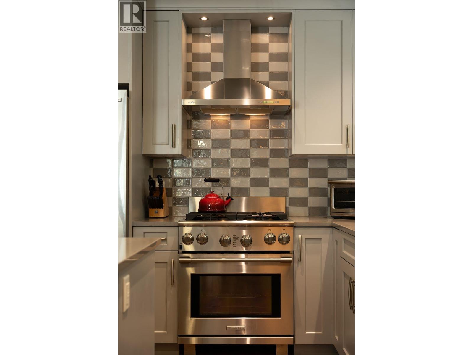 Photo of 330 W 14TH AVENUE 24