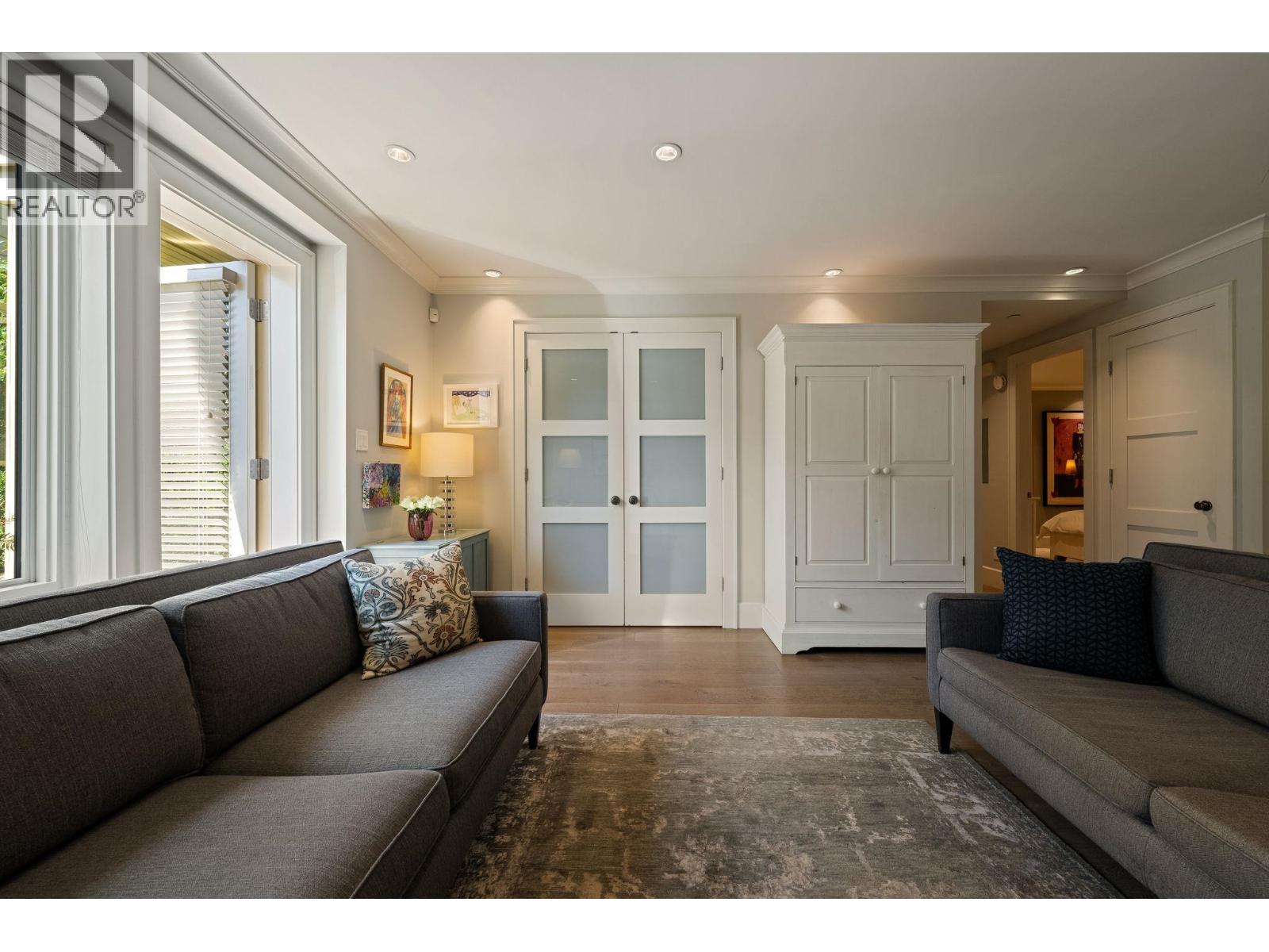 Photo of 330 W 14TH AVENUE 8