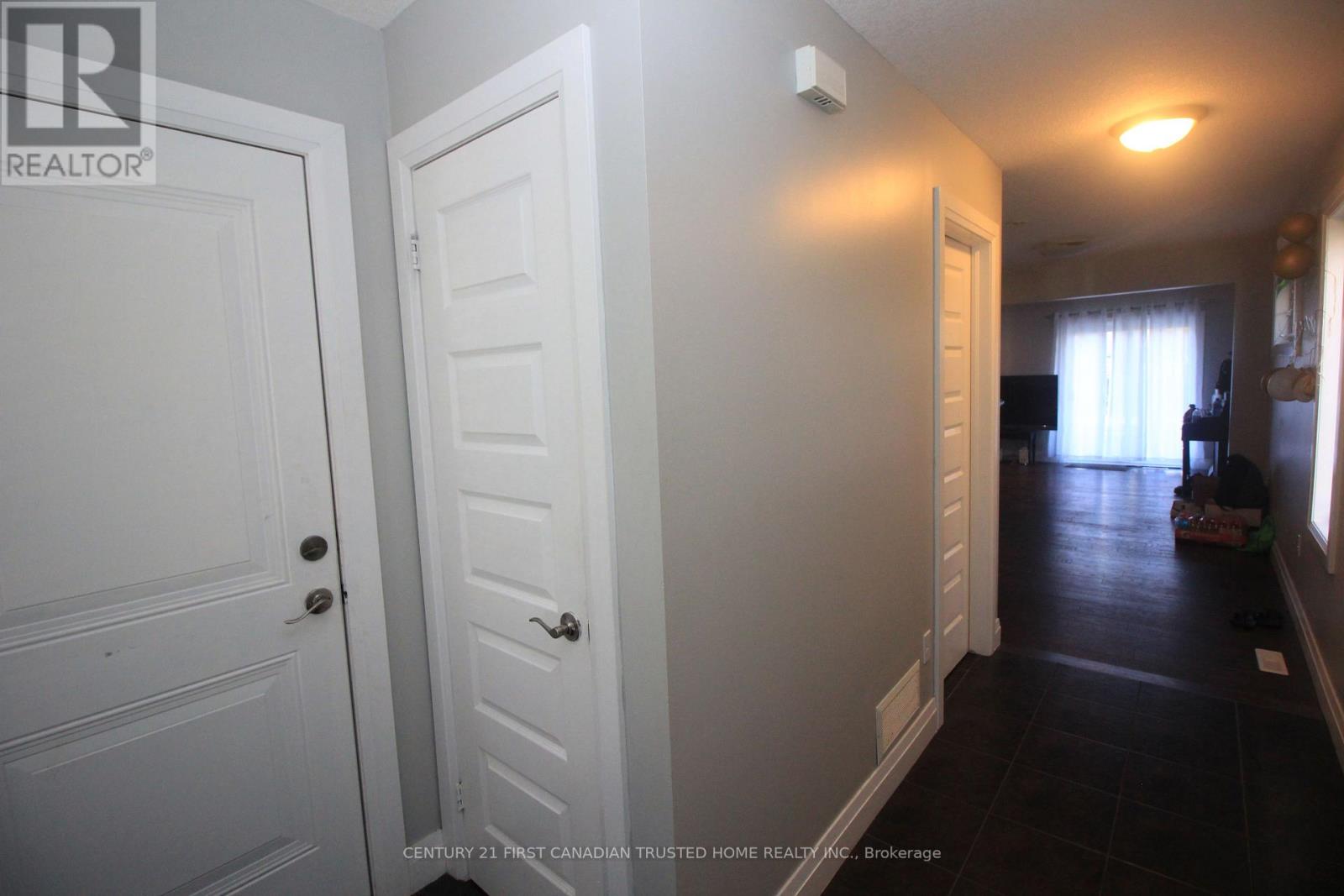 6832 Vallas photo 5