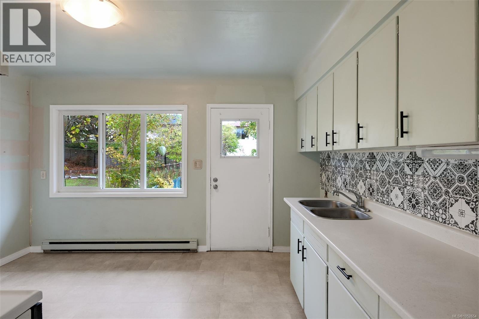 2550/2552 Belmont Ave - 38