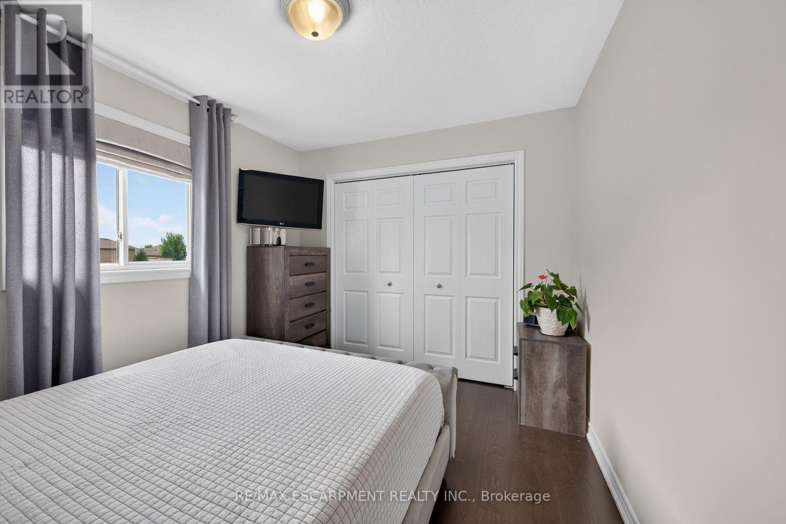 18 LINDA CRESCENT - 32