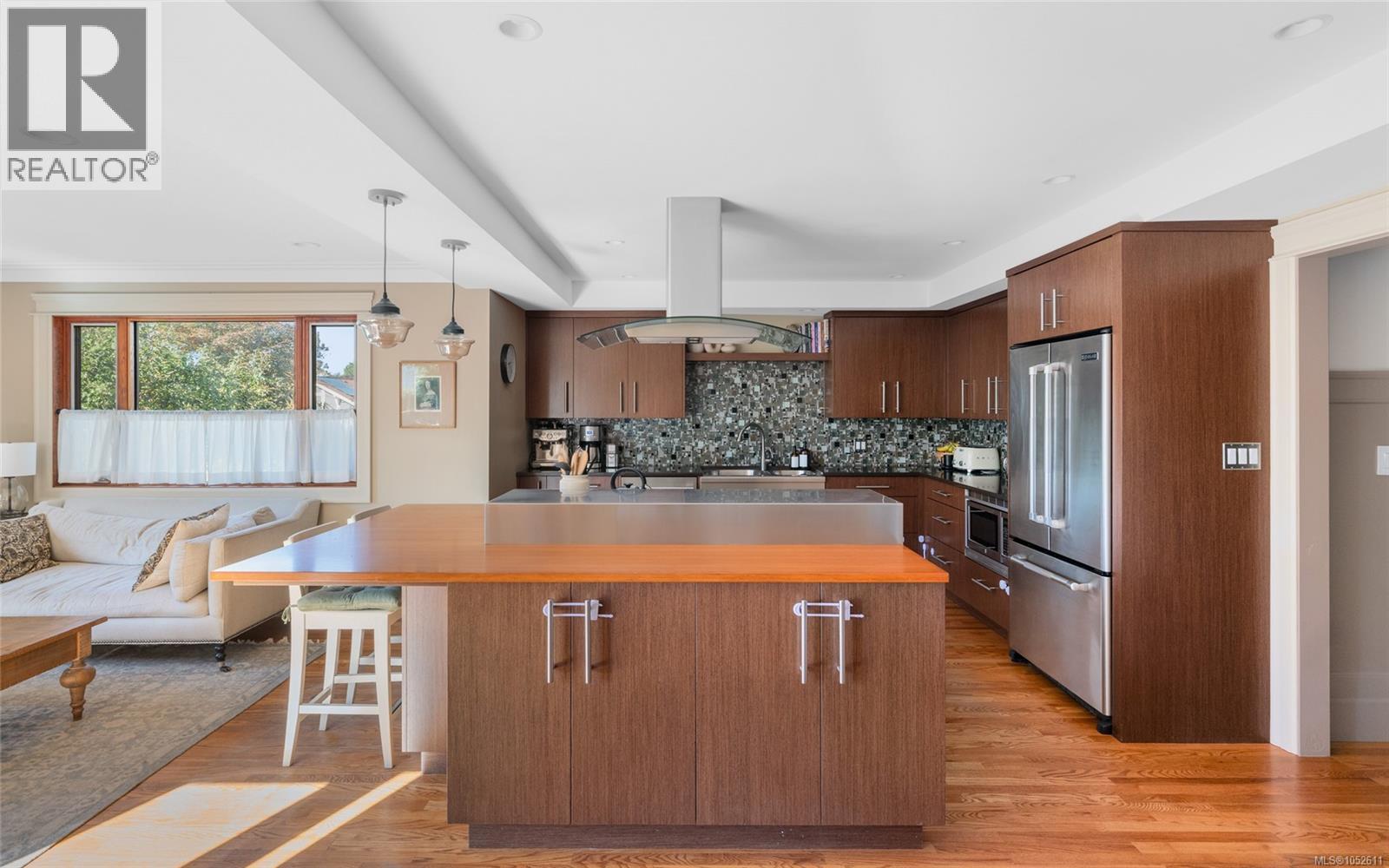  964 Newport Avenue, Oak Bay