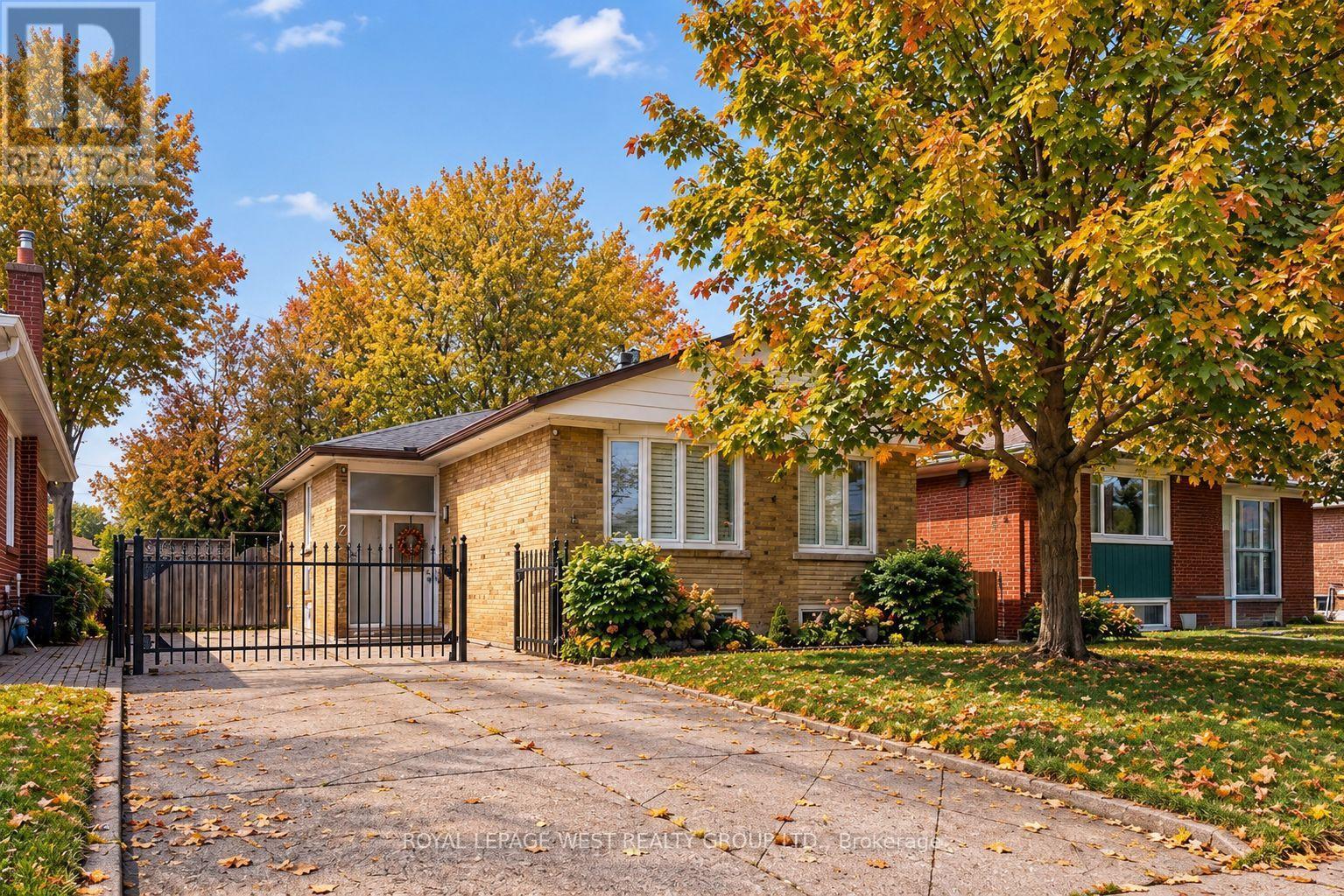 Detached at 12 LEAVENWORTH CRESCENT, Toronto (Markland Wood), ON