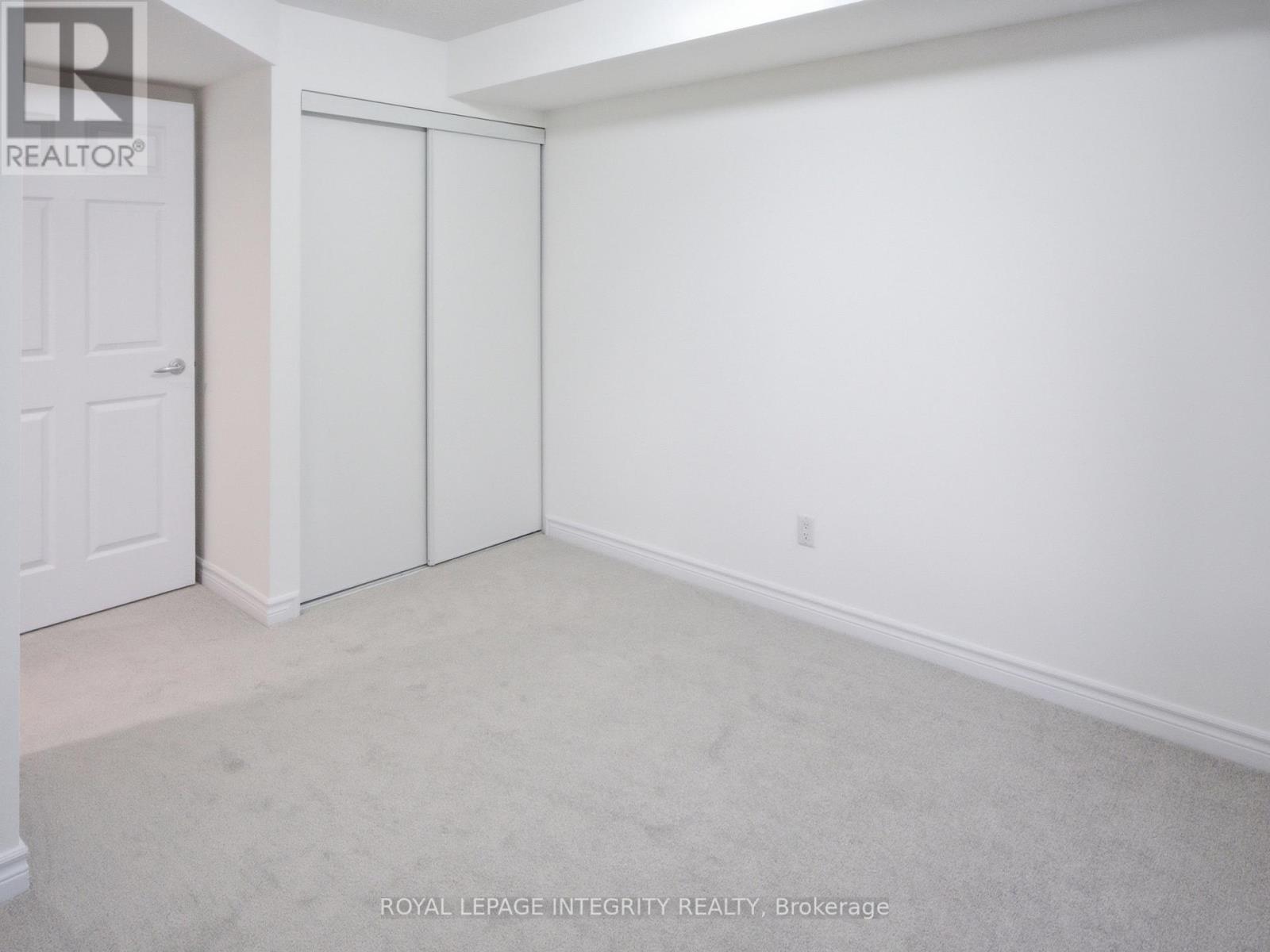 Bright room with sliding-door closet