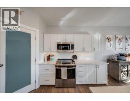 Full bathroom - 2440 Mcbride Street, Trail, BC V1R3A6 Photo 6