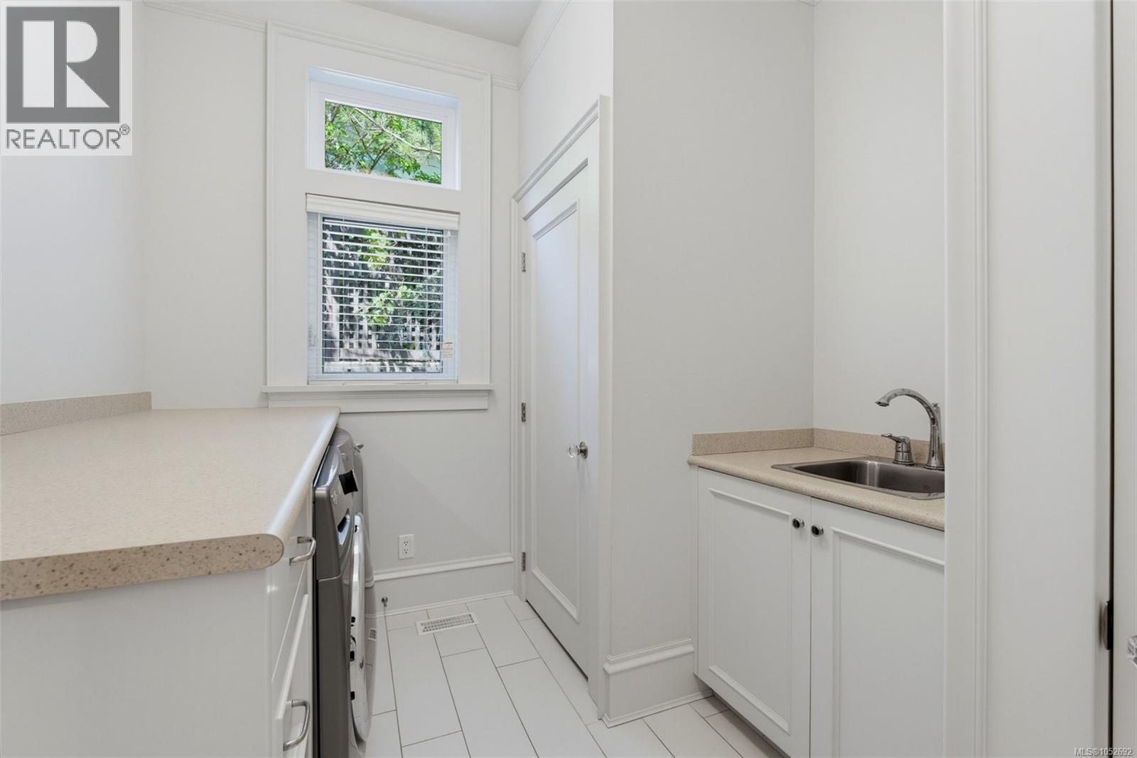 1568 Montgomery Ave - 27