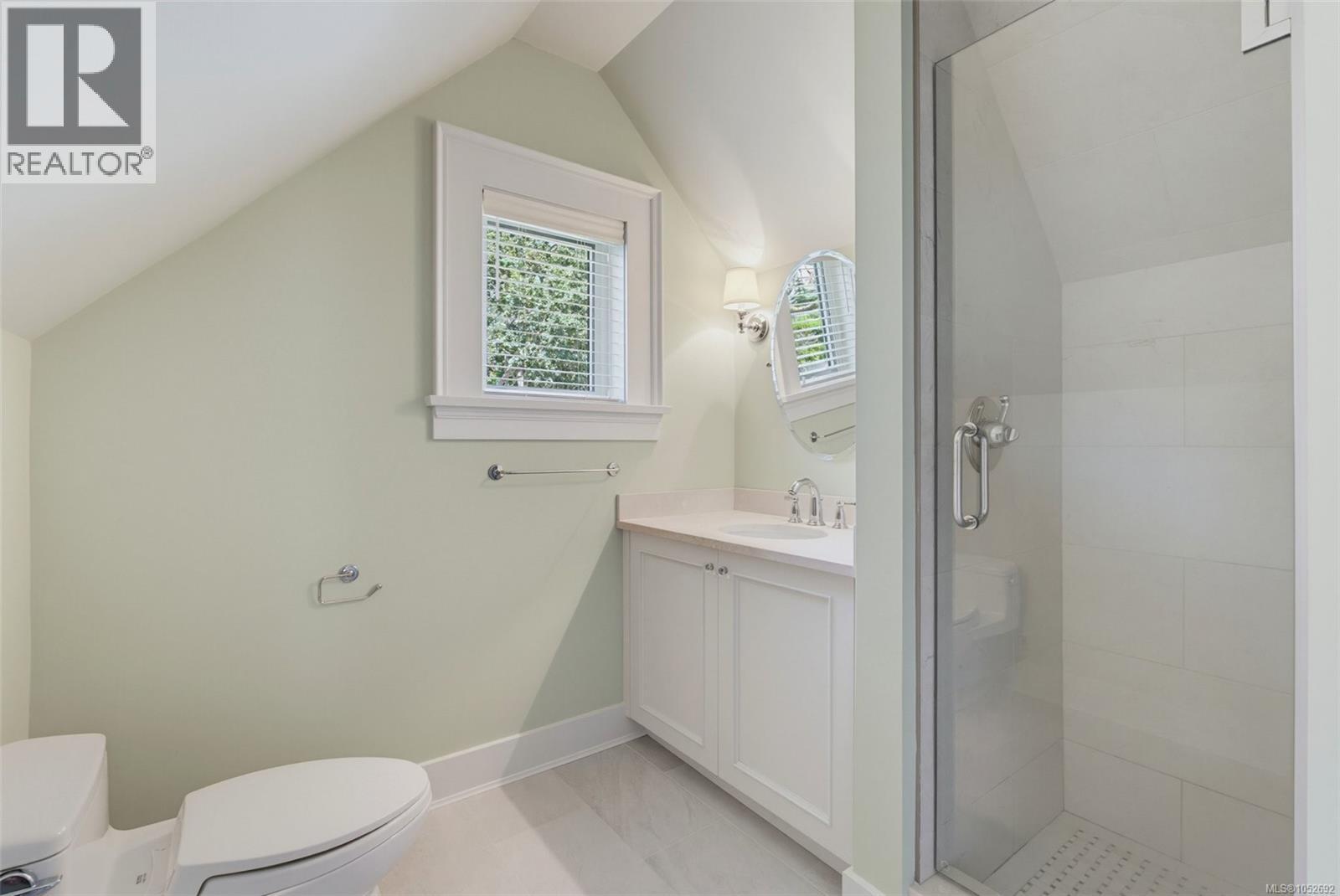  1568 Montgomery Avenue, Victoria