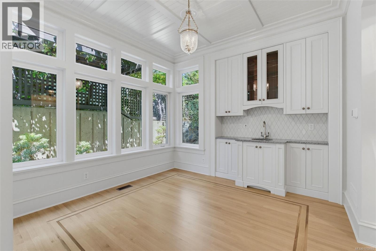 1568 Montgomery Ave - 16