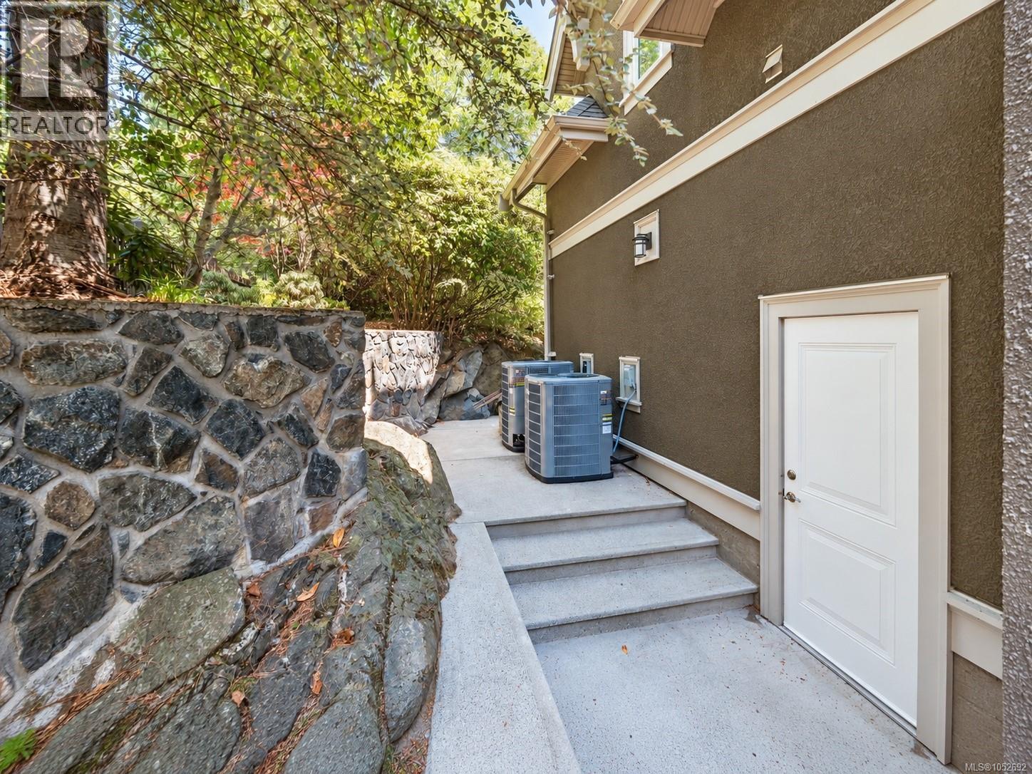 1568 Montgomery Avenue, Victoria
