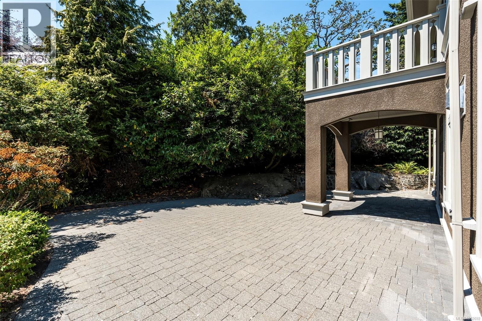 1568 Montgomery Ave - 23