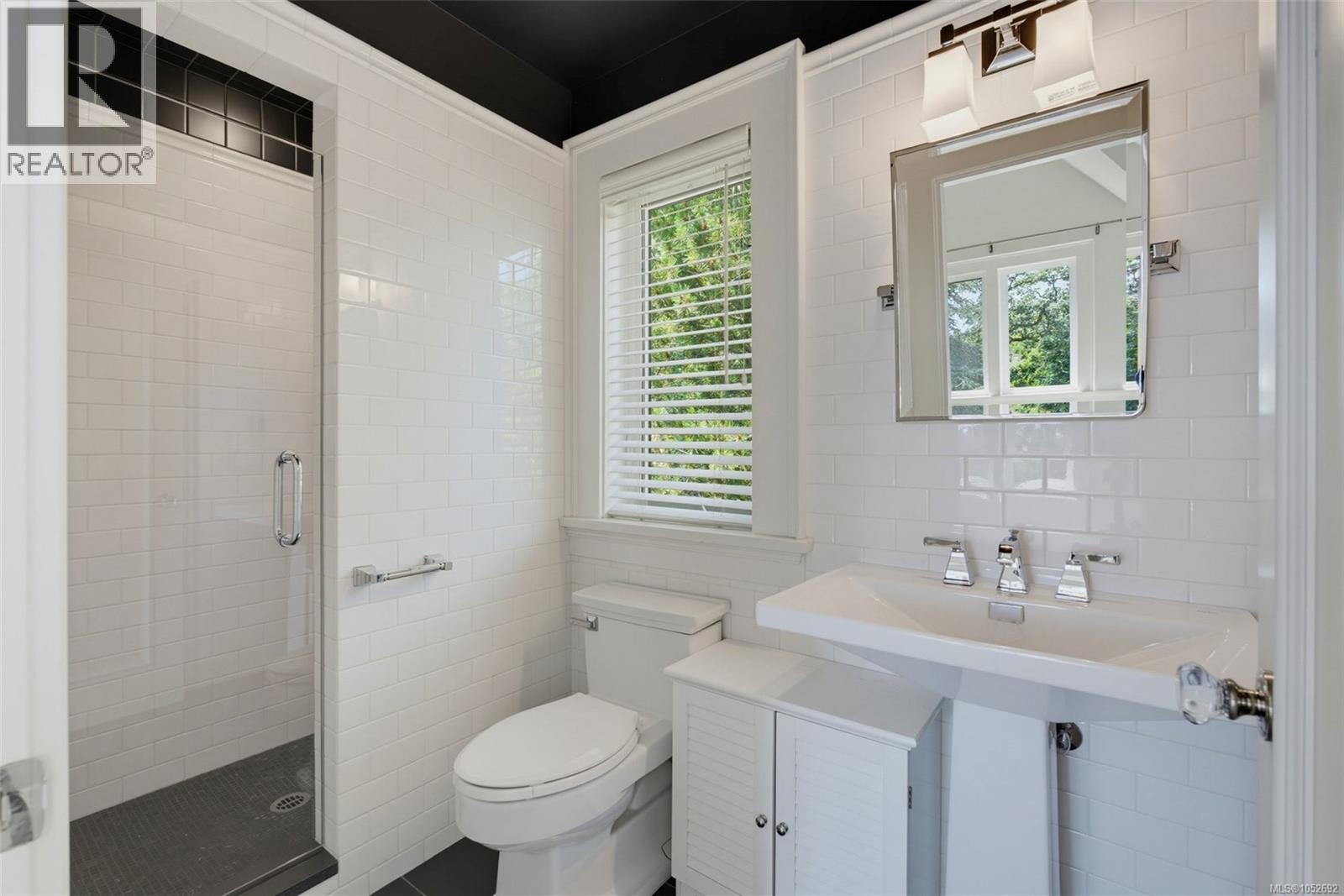  1568 Montgomery Avenue, Victoria