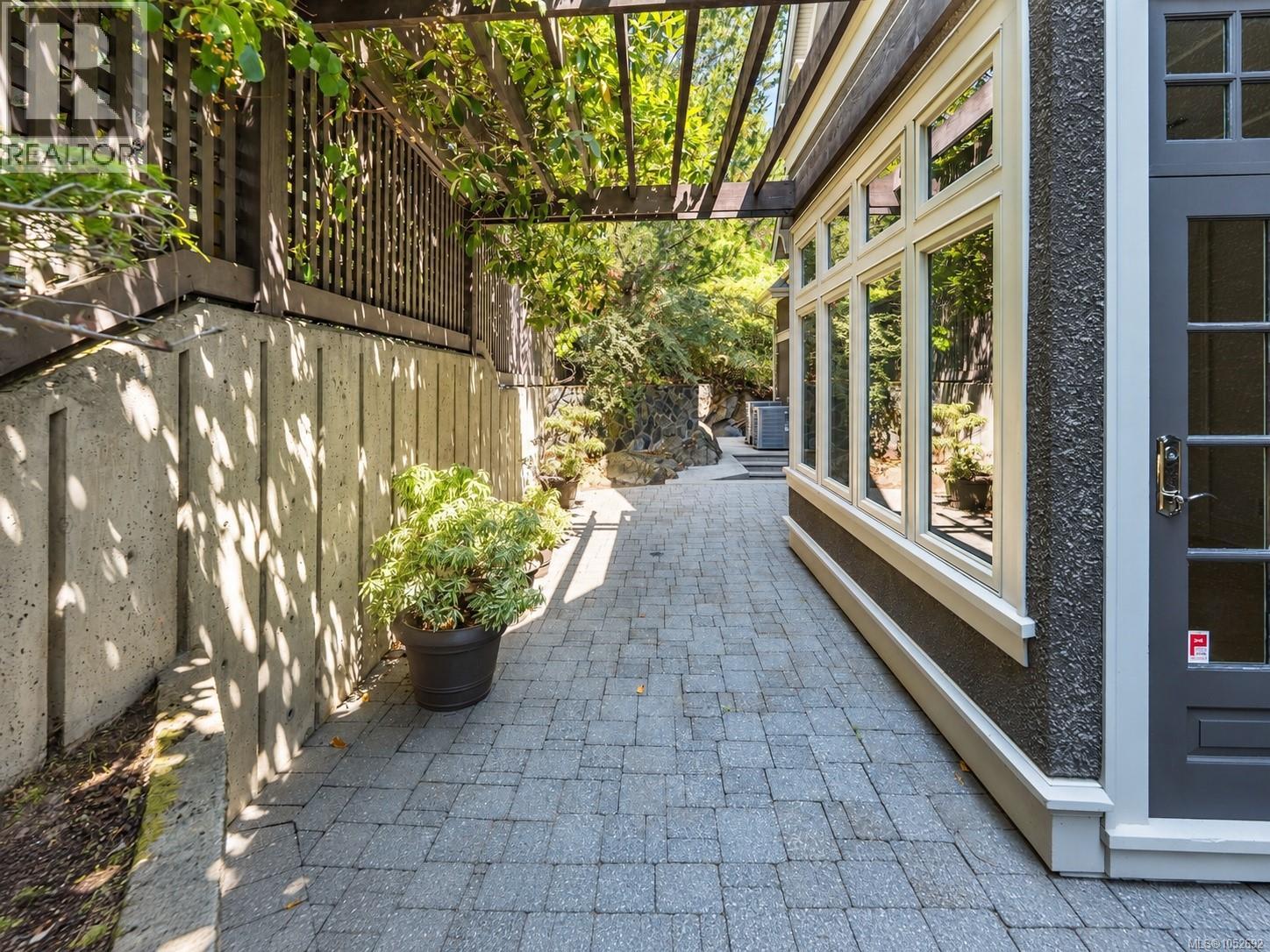  1568 Montgomery Avenue, Victoria