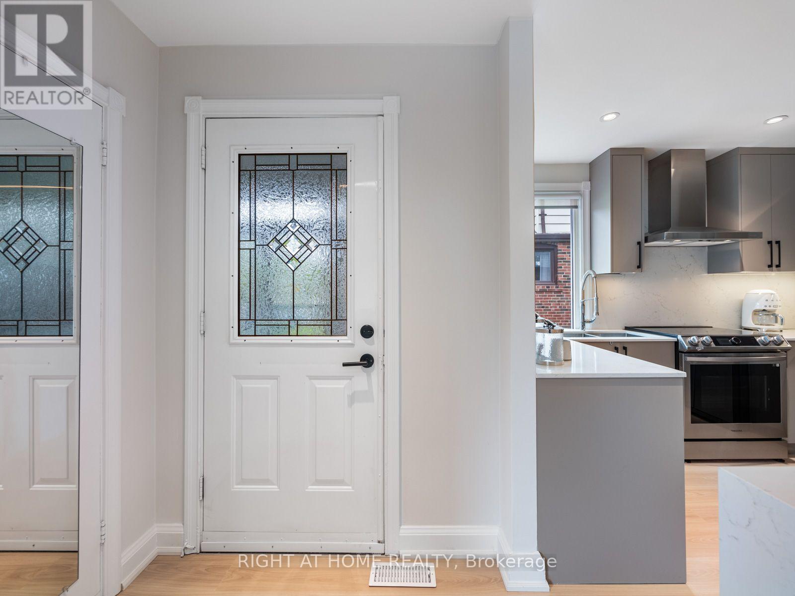 49 Amsterdam Avenue, Toronto, ON photo 3