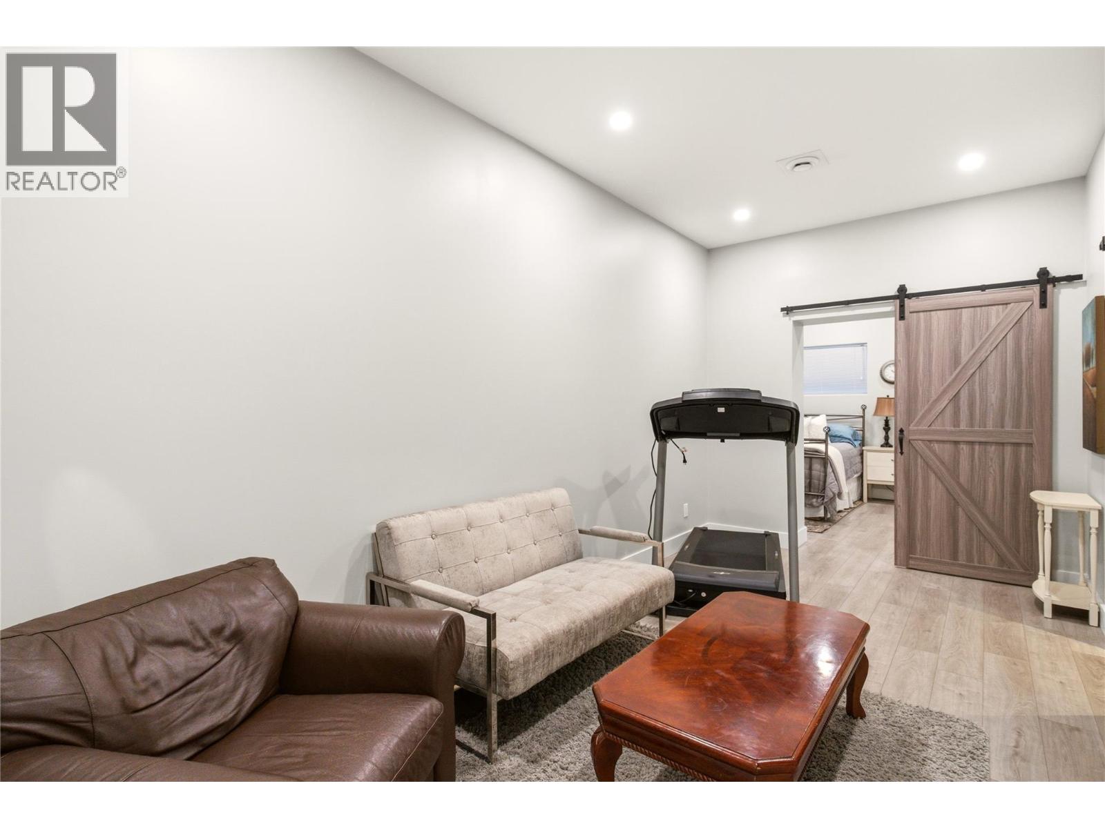 1030 Skeena Drive - 40