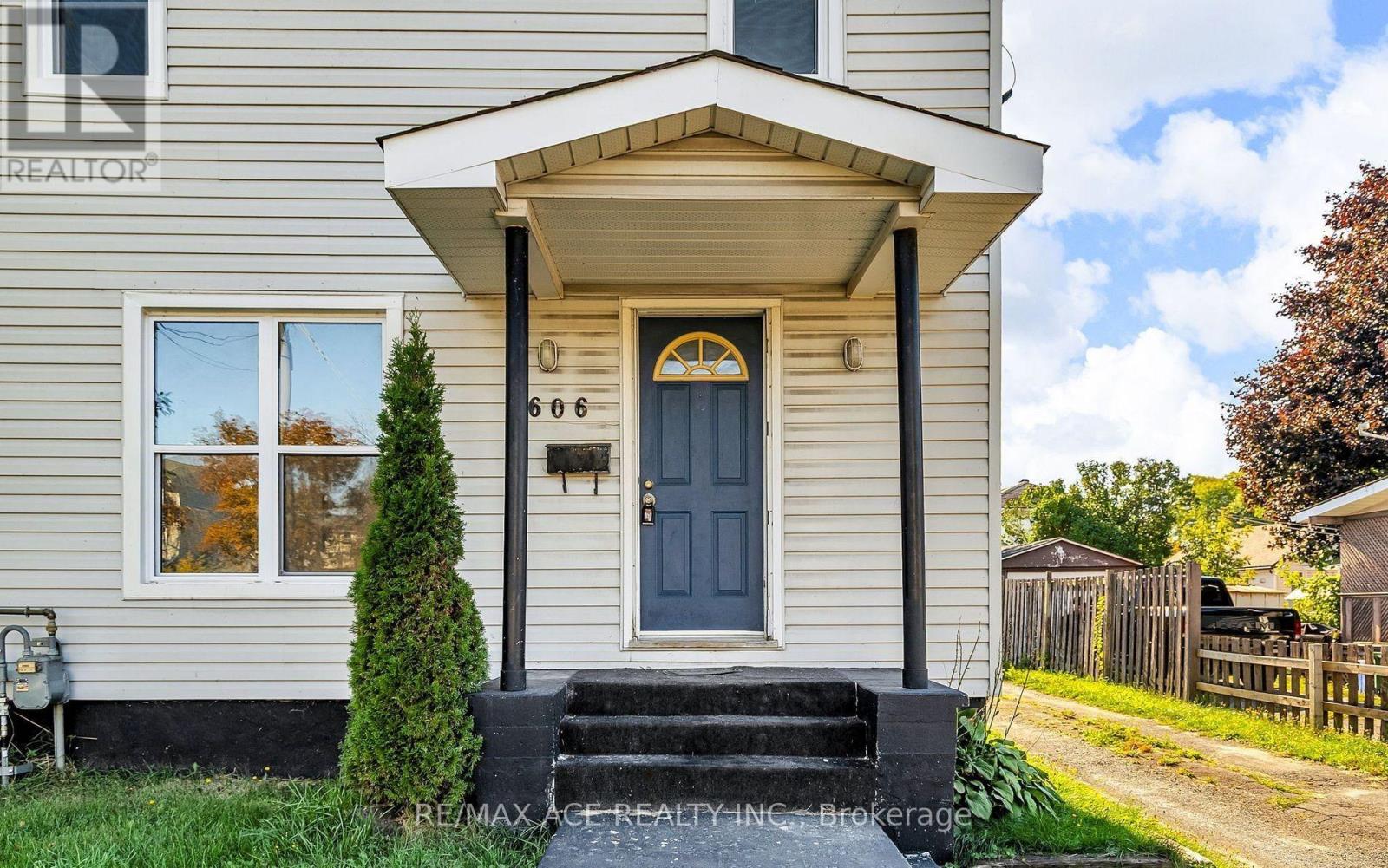 1606 PITT STREET - 3
