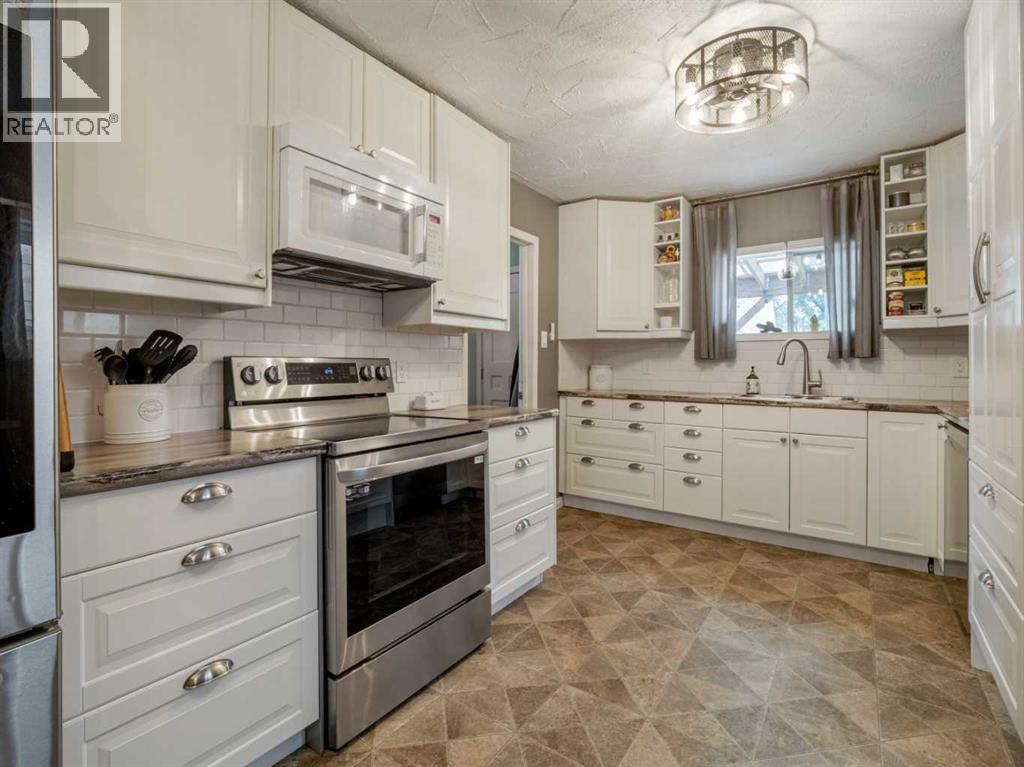 925 9 Street S, photo 22 of 48