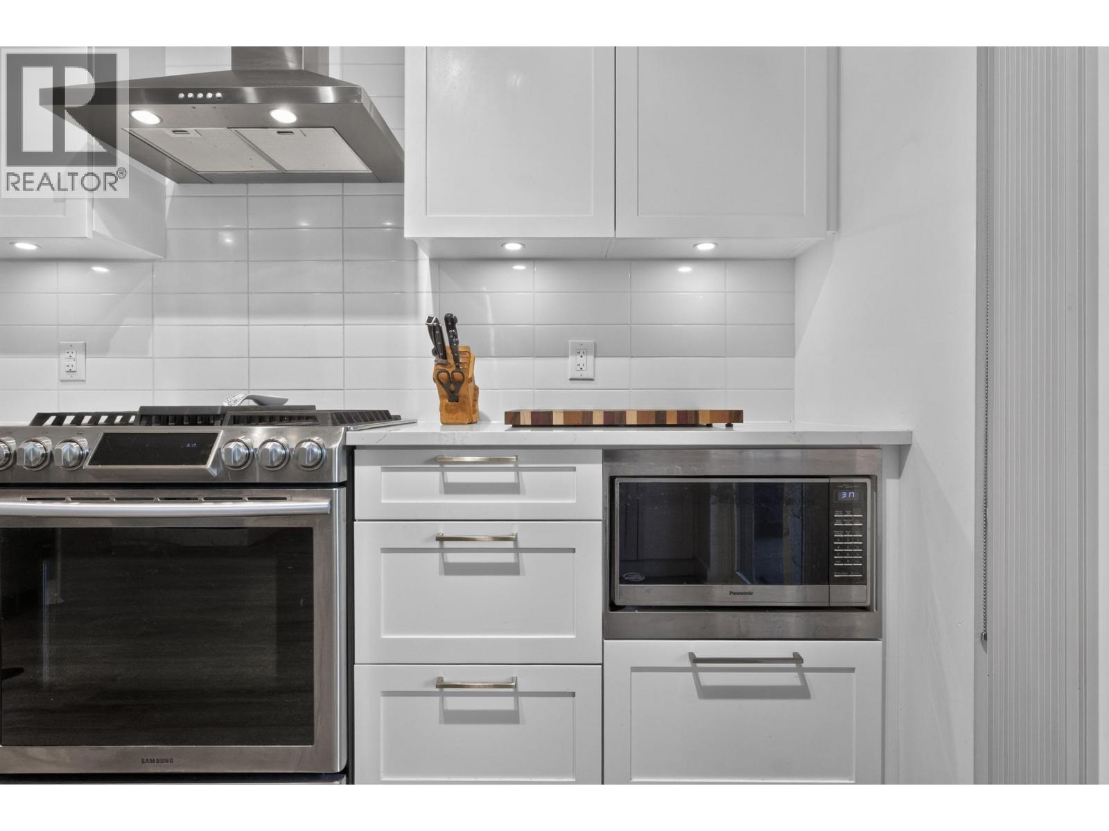 Photo of 3 2145 PRAIRIE AVENUE 8