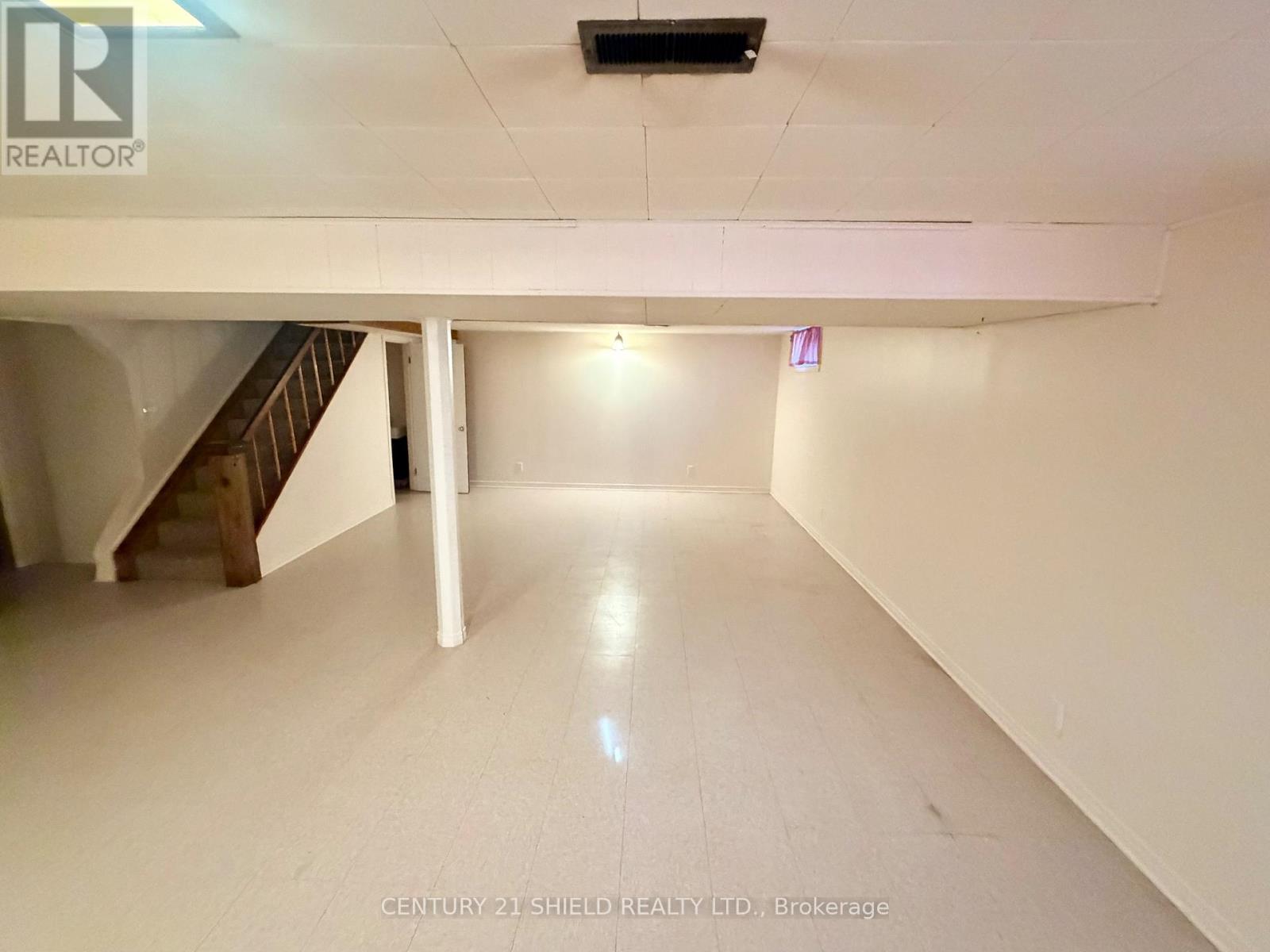 Photo 21 of 32