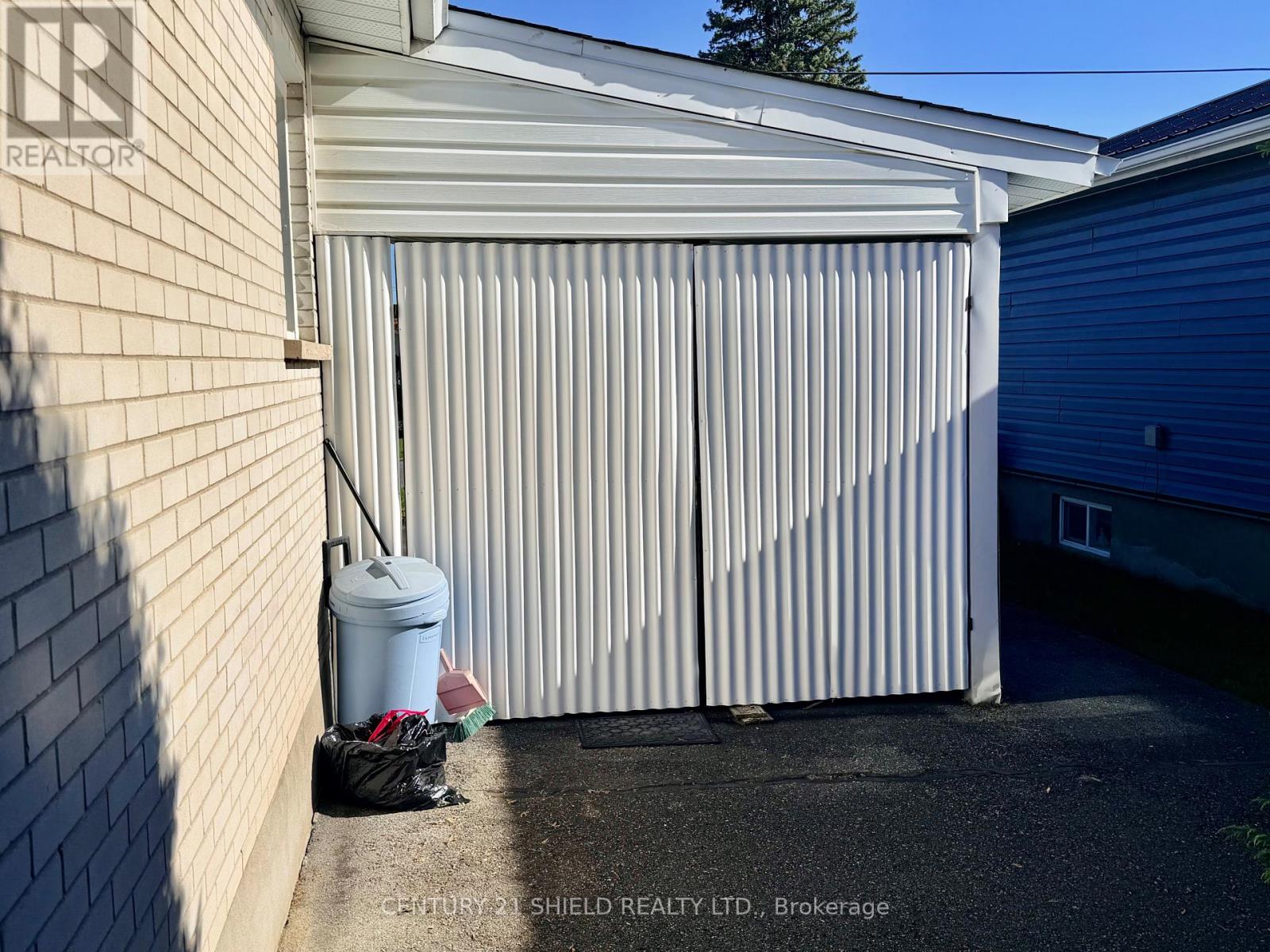 1216 HENRY STREET - 28