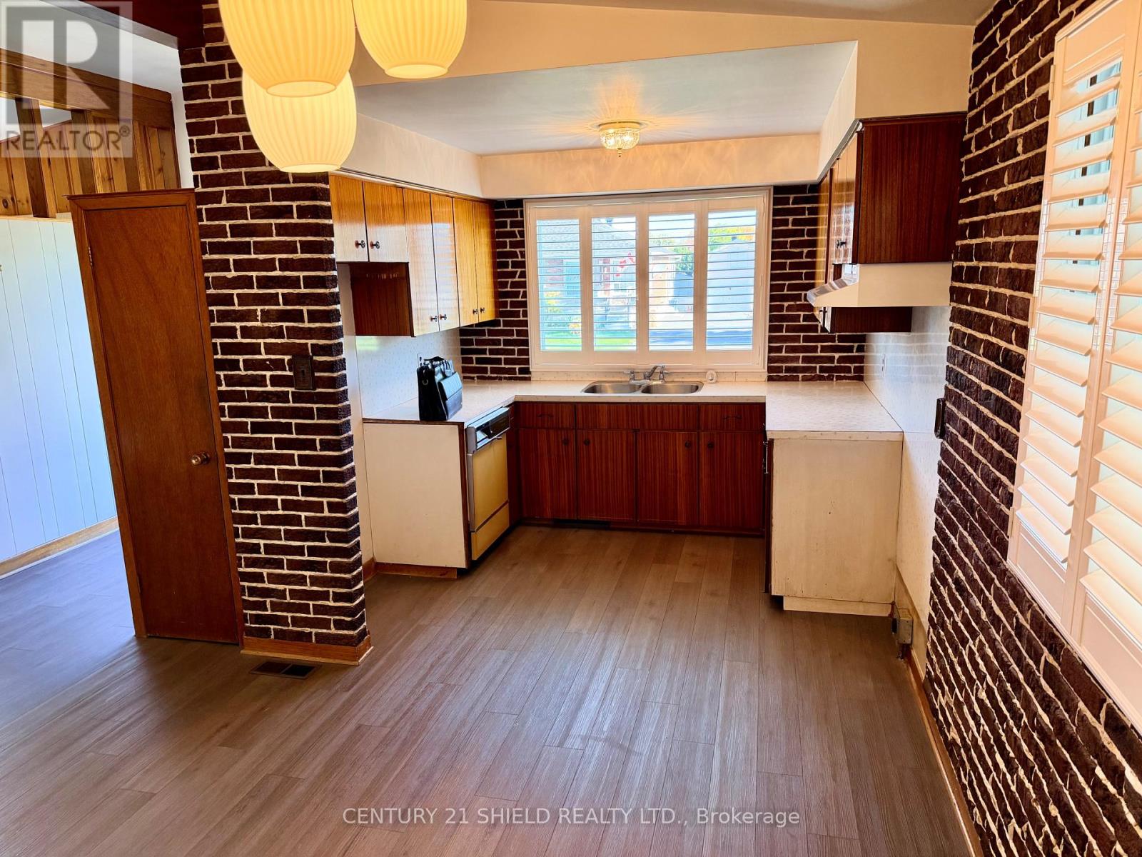 1216 HENRY STREET - 7