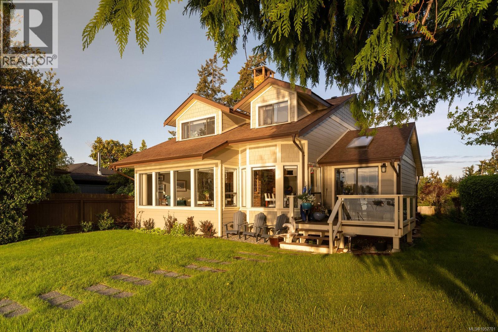  10639 Blue Heron Road, North Saanich
