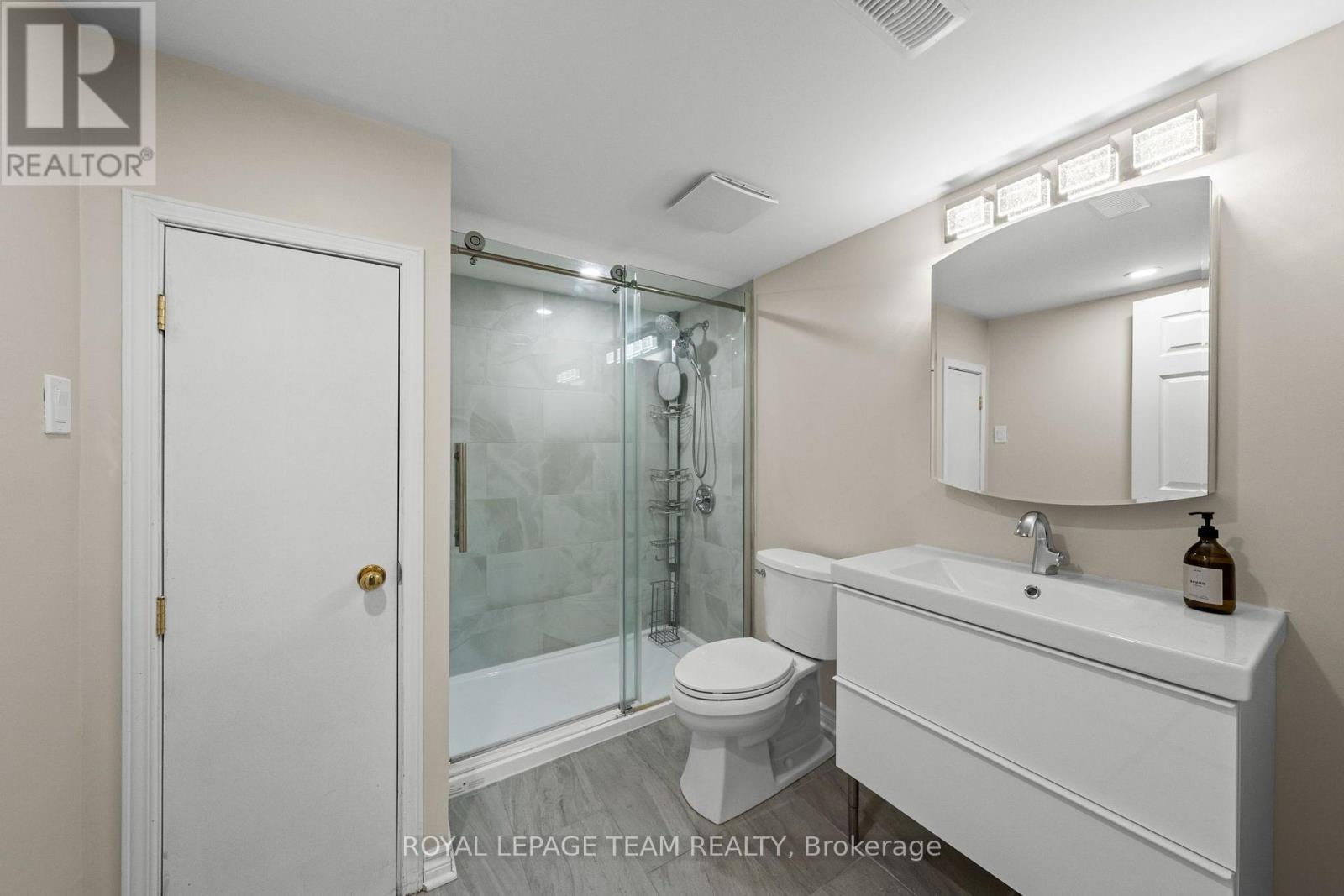 136 SHAUGHNESSY CRESCENT - 37