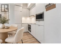 7 Golden Lion Heights, Toronto, ON M2M0C1 Photo 8