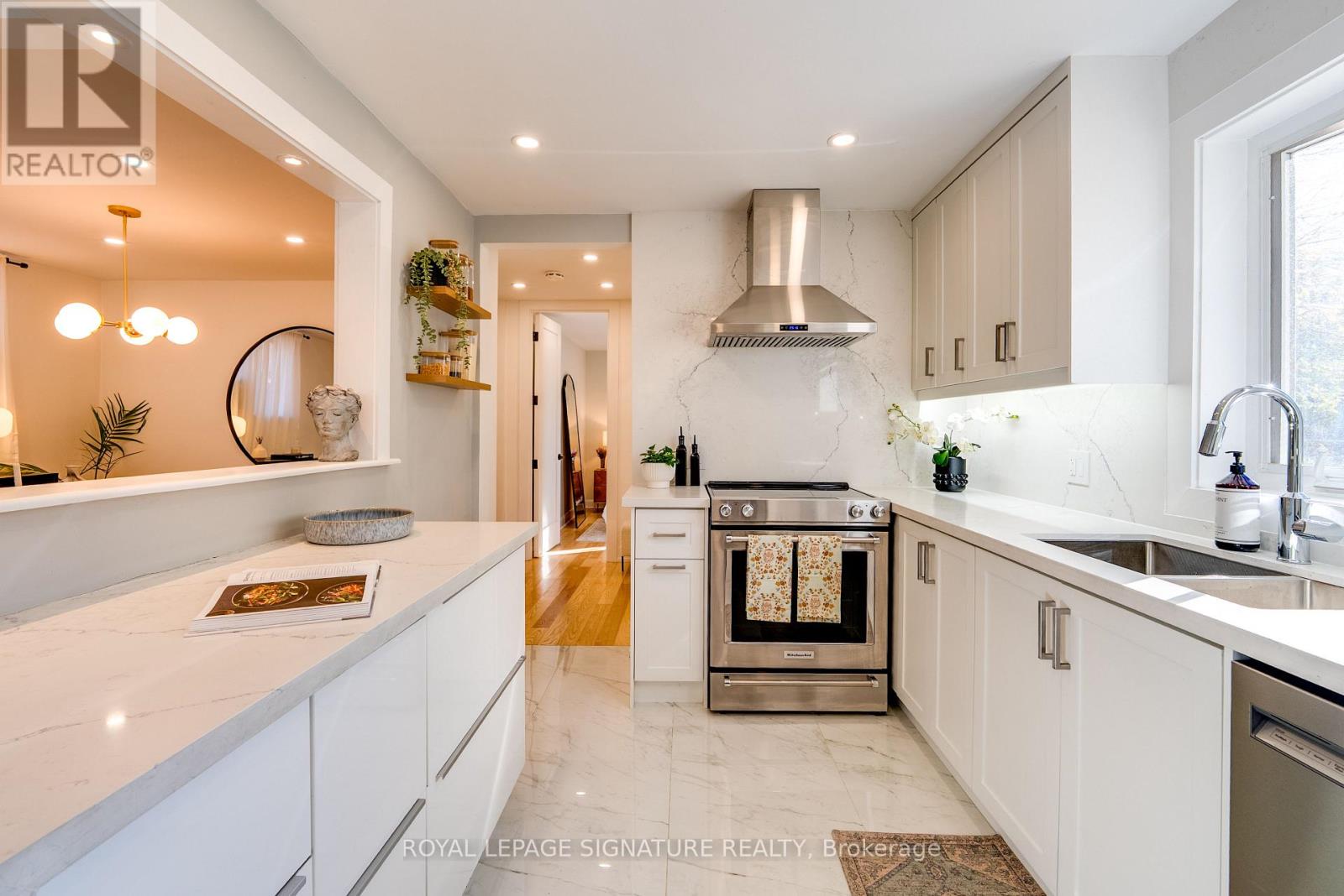 31 Davies Crescent, Toronto, ON photo 3