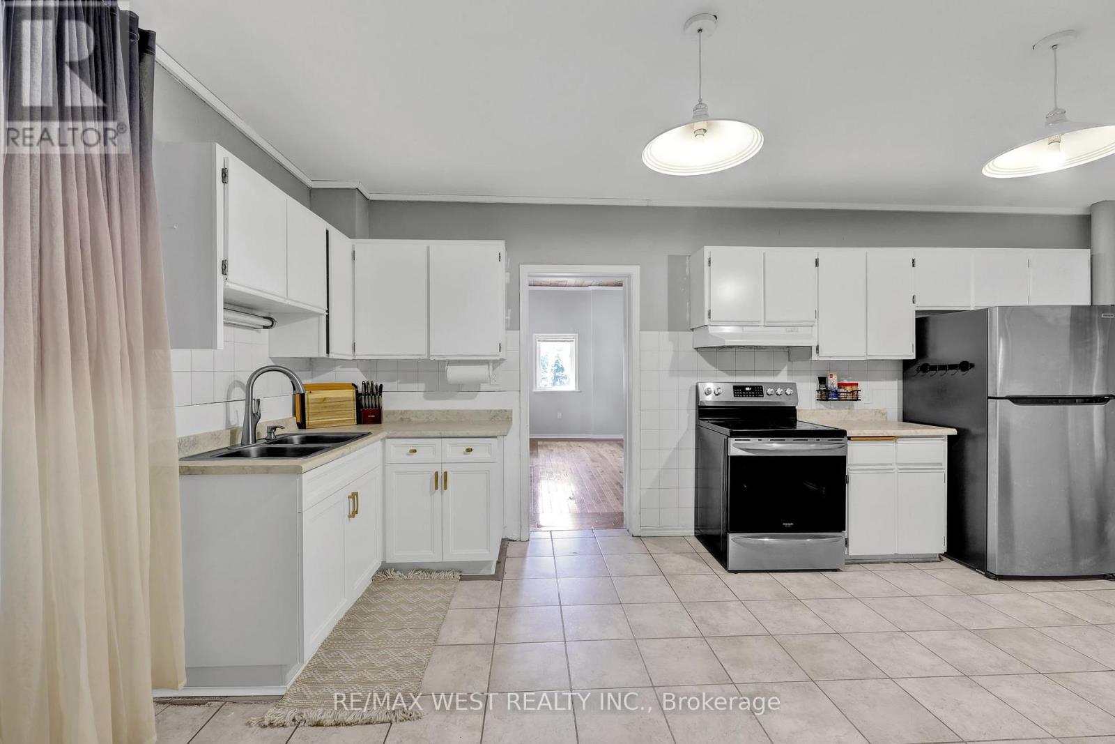318 Simcoe Street, Woodstock, ON photo 2