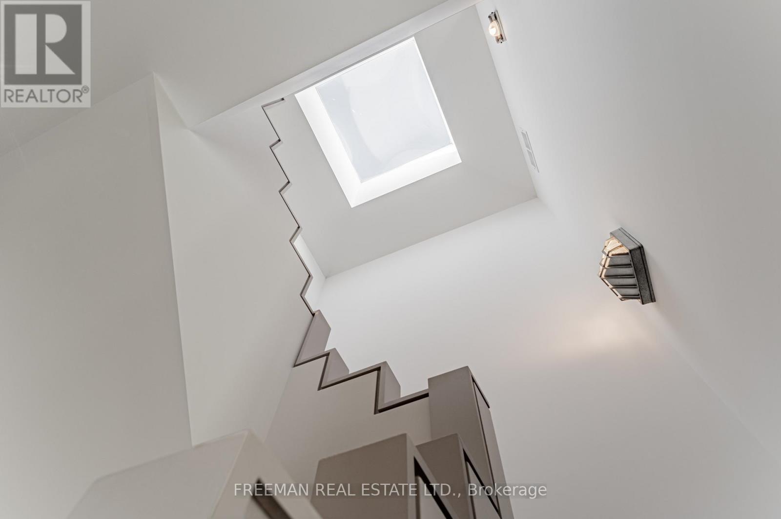UPPER - 21 HOWLAND AVENUE, Toronto (Annex) — photo 5