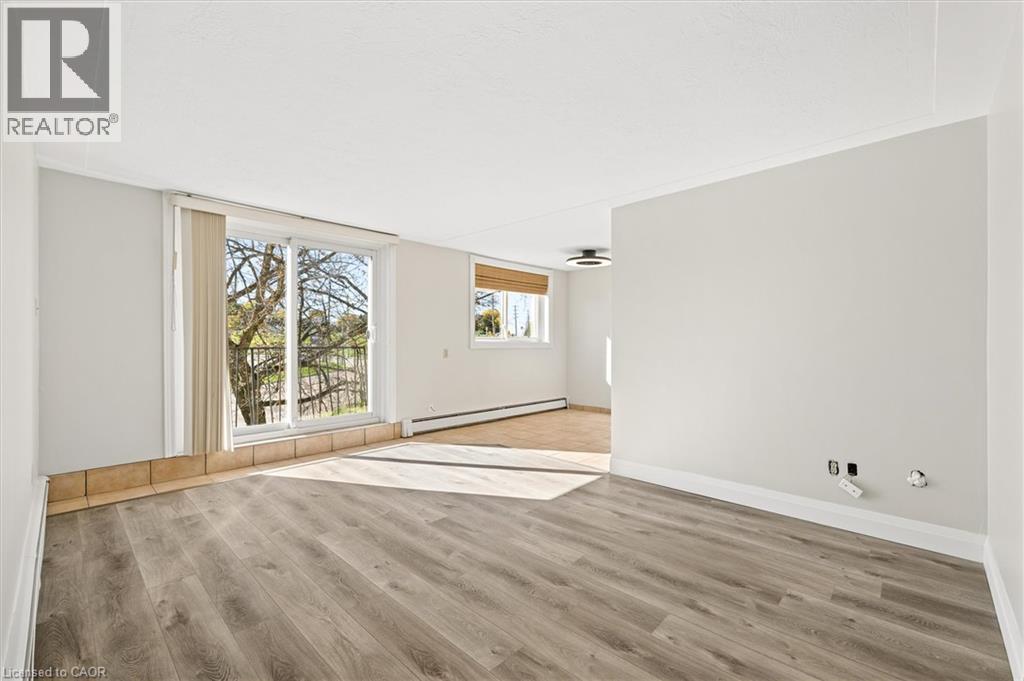 371 DALE Crescent Unit# 4 — photo 3