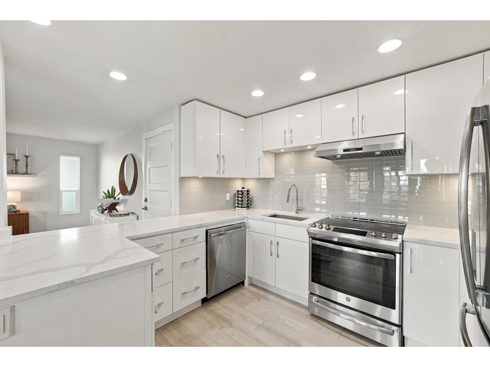 Photo of 9 15989 MARINE DRIVE 6