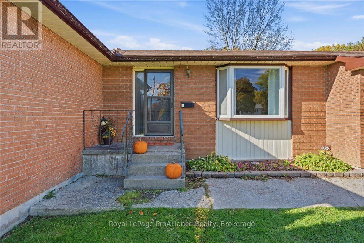 25 ASHLEY STREET, Belleville (Thurlow Ward) — photo 4