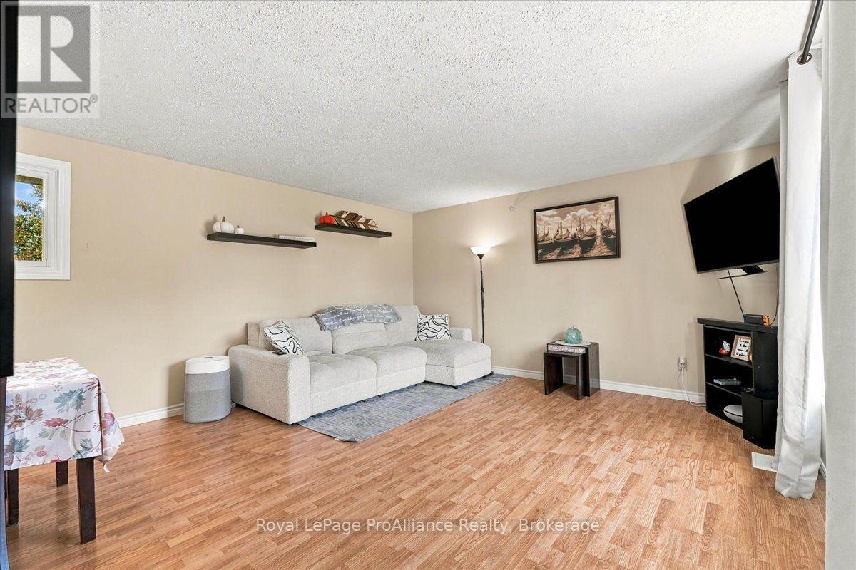 25 ASHLEY STREET, Belleville (Thurlow Ward) — photo 6