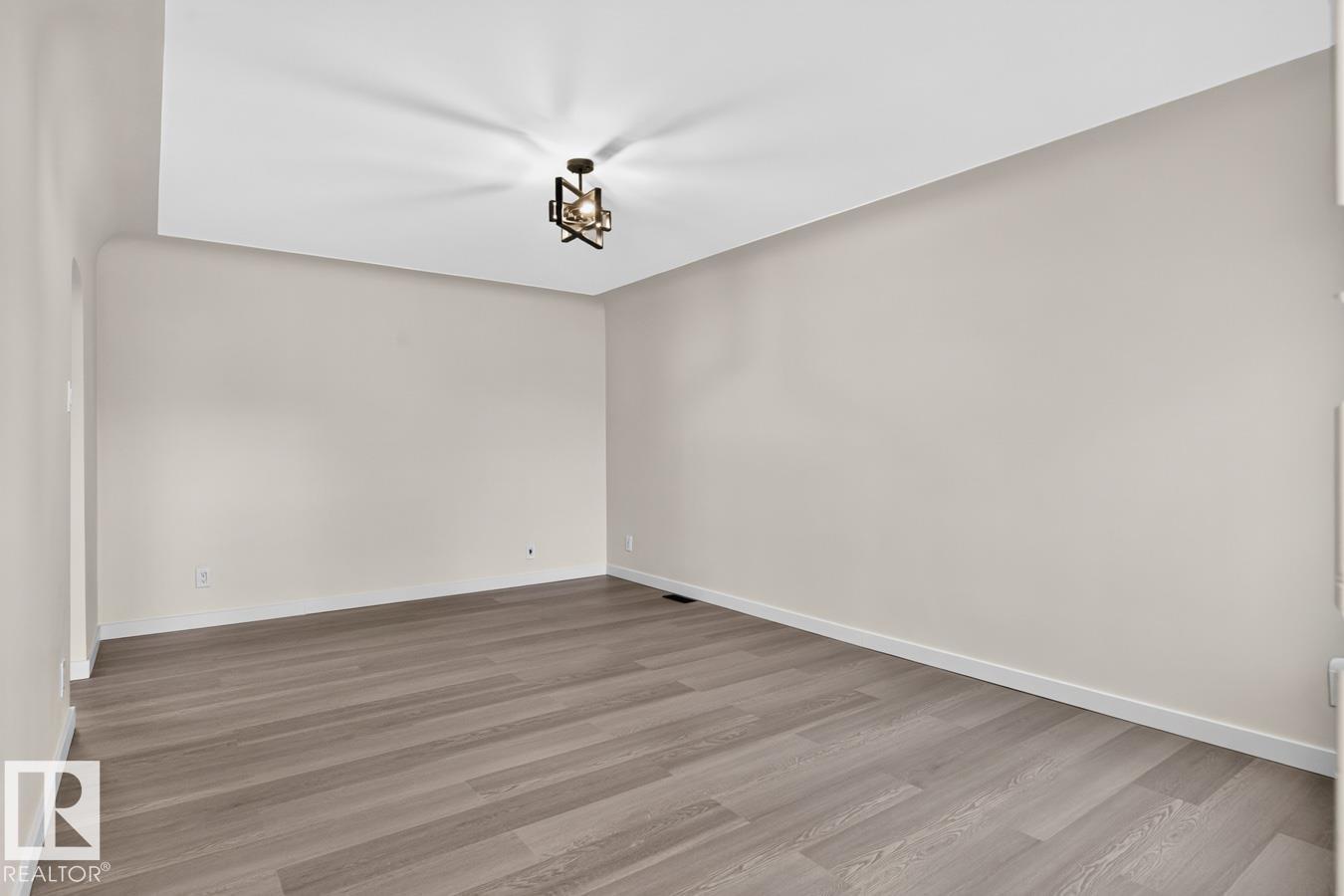12007 69 Street NW, photo 5