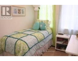 Bedroom 2 - 80 Burgon Place, Aurora, ON L4G7Y2 Photo 6