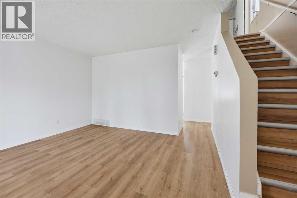 70 Edgeburn Crescent NW photo 9