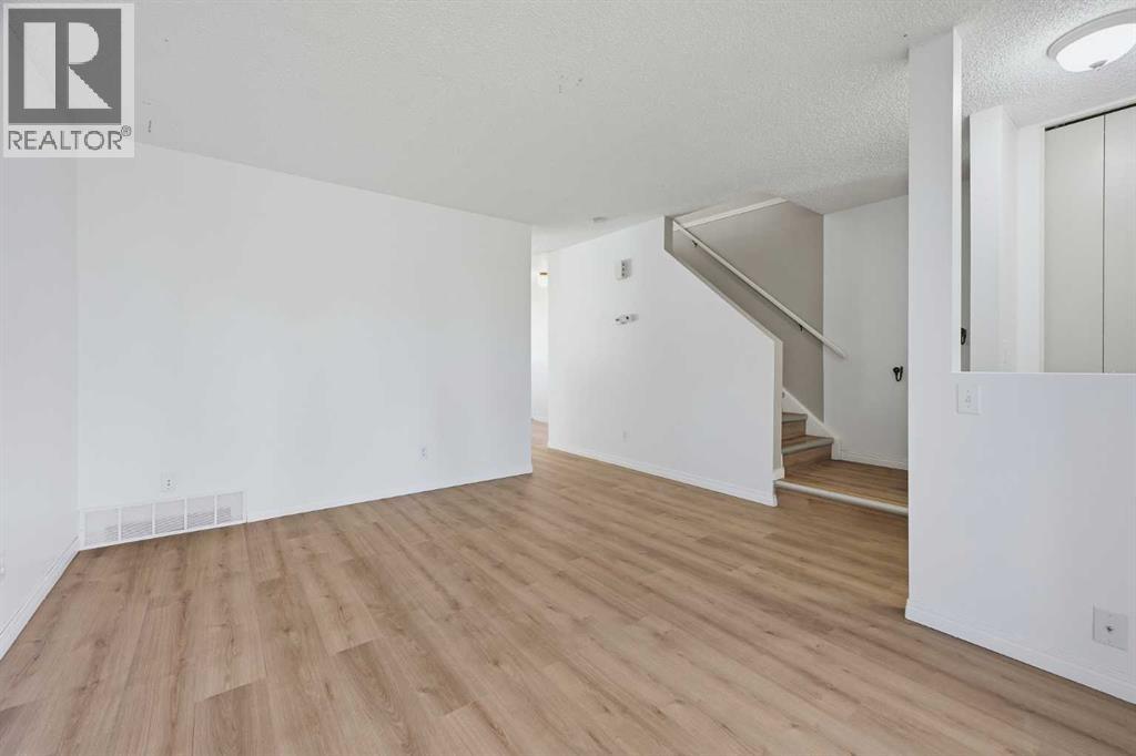 70 Edgeburn Crescent NW photo 8