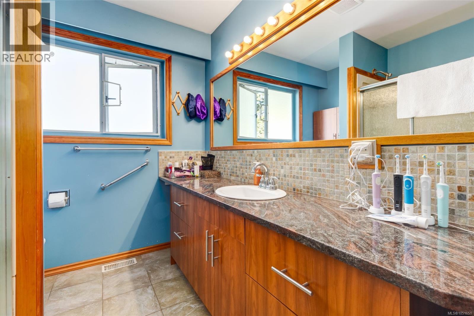 2895 Josephine St - 33