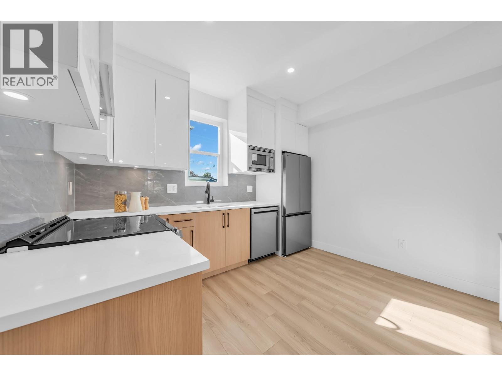 1 2554 DUNDAS STREET, Vancouver - Image 1