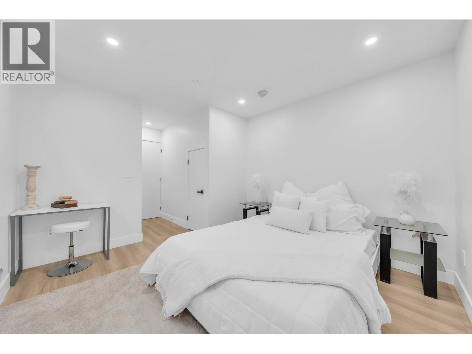 1 2554 DUNDAS STREET, Vancouver - Image 1